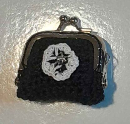 Mini Monedero Negro con Florecilla Blanca