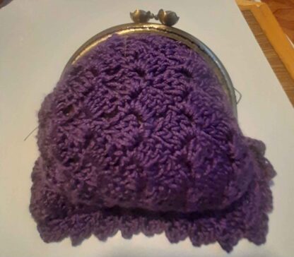 morado con broche florecillas