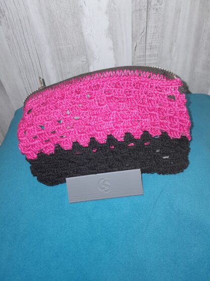 estuche rosa y negro