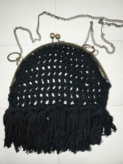 Bolso de Hilo a Crochet Negro con Flecos y Cadena Regulable