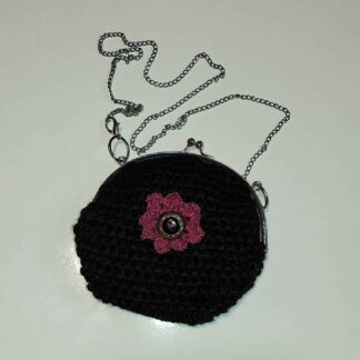 Bolso Negro con Detalle Florido y Cadena Regulable