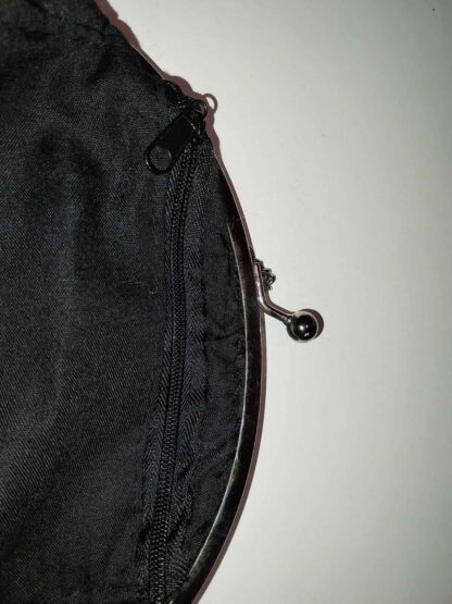 Bolso Negro con Detalle Florido y Cadena Regulable - Imagen 2