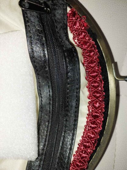 Bolso Negro con Detalle Florido y Cadena Regulable - Imagen 3