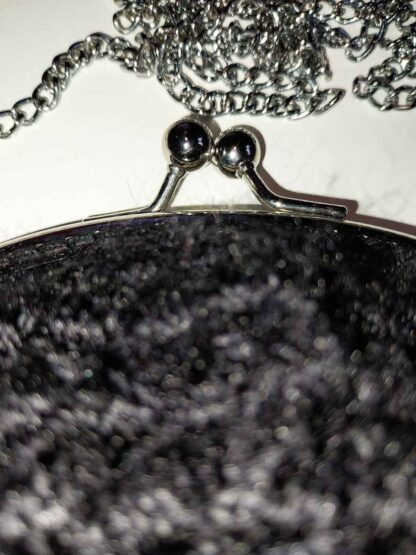 Bolso Negro con Detalle Florido y Cadena Regulable - Imagen 4