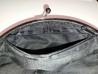 Bolso Negro con Detalle Florido y Cadena Regulable - Imagen 5