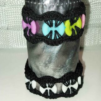 Pulsera de Hilo Negro con Botones de Colores