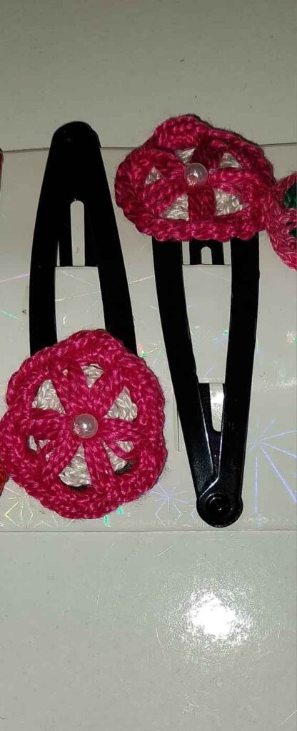 Par de Horquillas a Crochet con Flor Rosa y Blanca