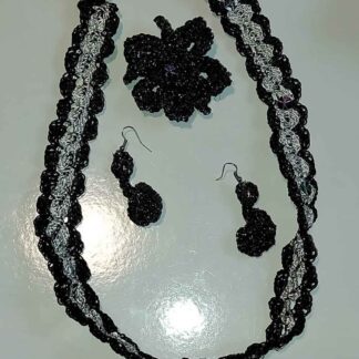 Conjunto de Bisutería Artesanal: Collar, Pendientes y Broche de Hilo Negro